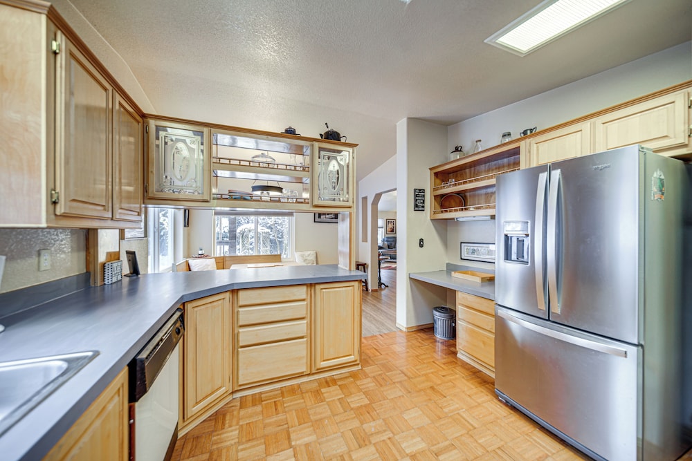 11 Acres of Adventure! Woodsy Mead Stay w/ Trails
