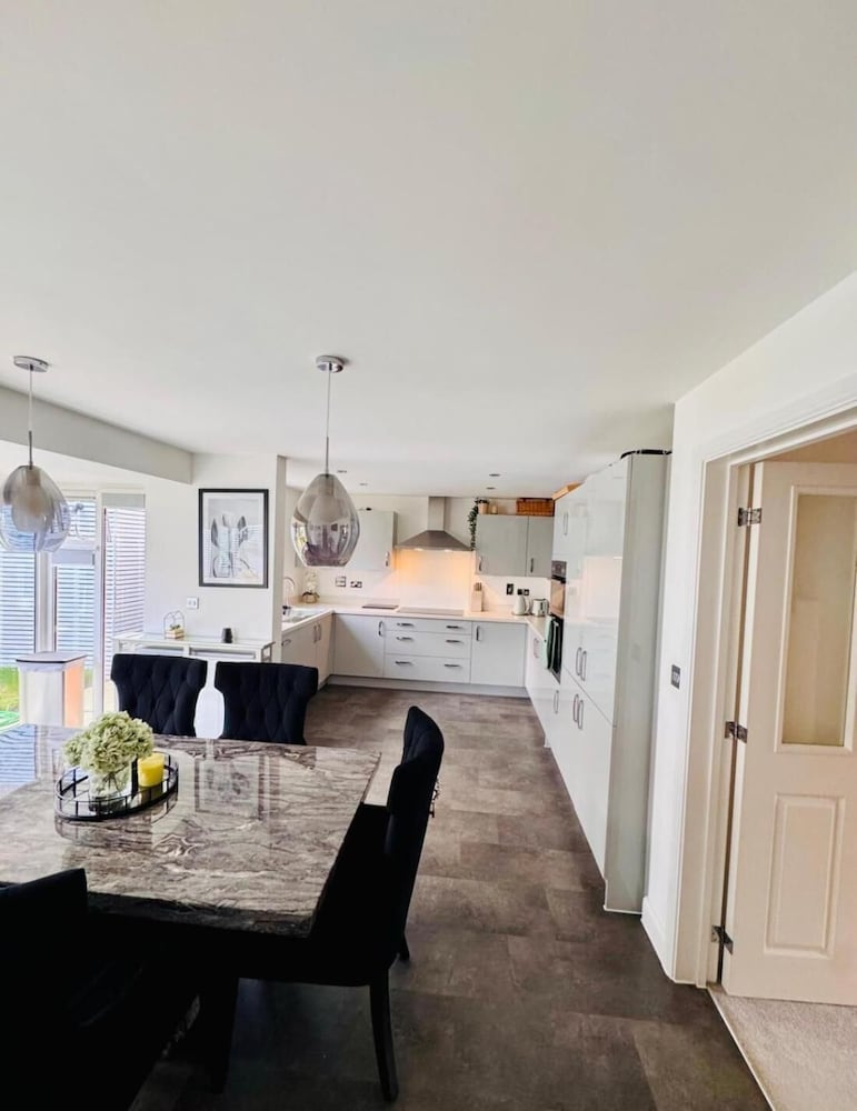 High END Spacious 4 Bed House - Free Parking