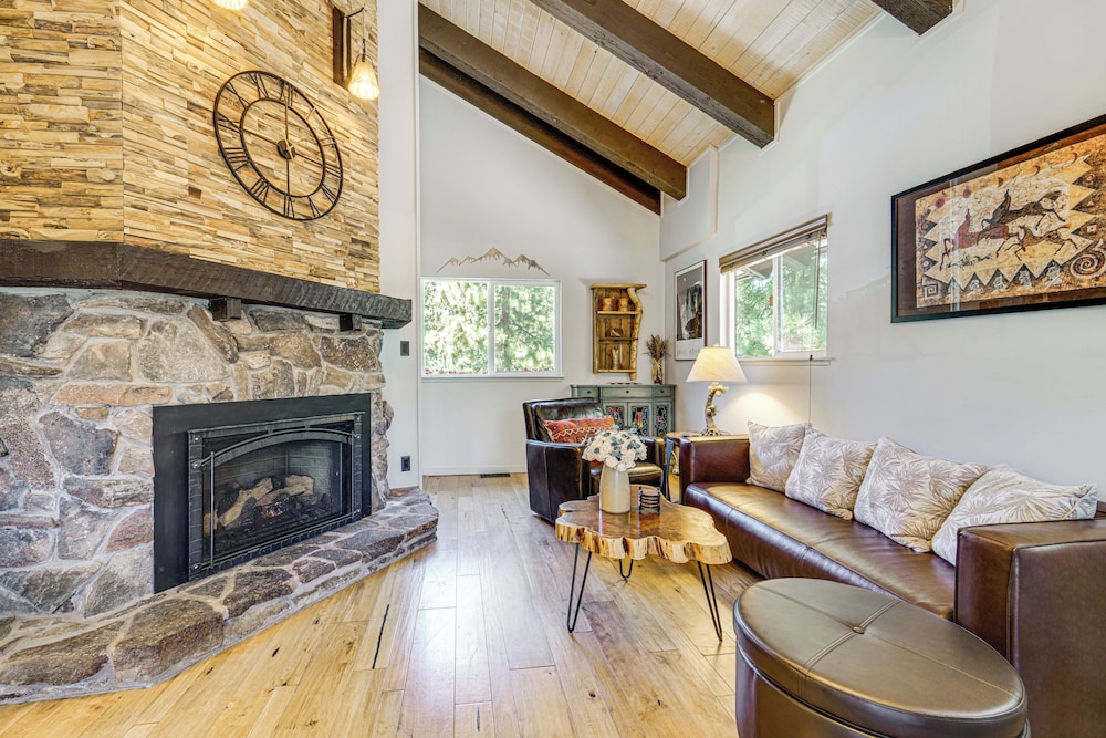 Walk to Diamond Peak: Luxe Chalet w/ Mtn-view Deck