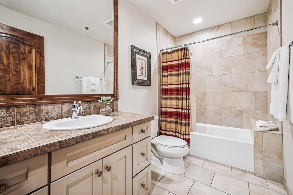 Luxury Ski-in/ski-out Bluesky 2 Bedroom Condo