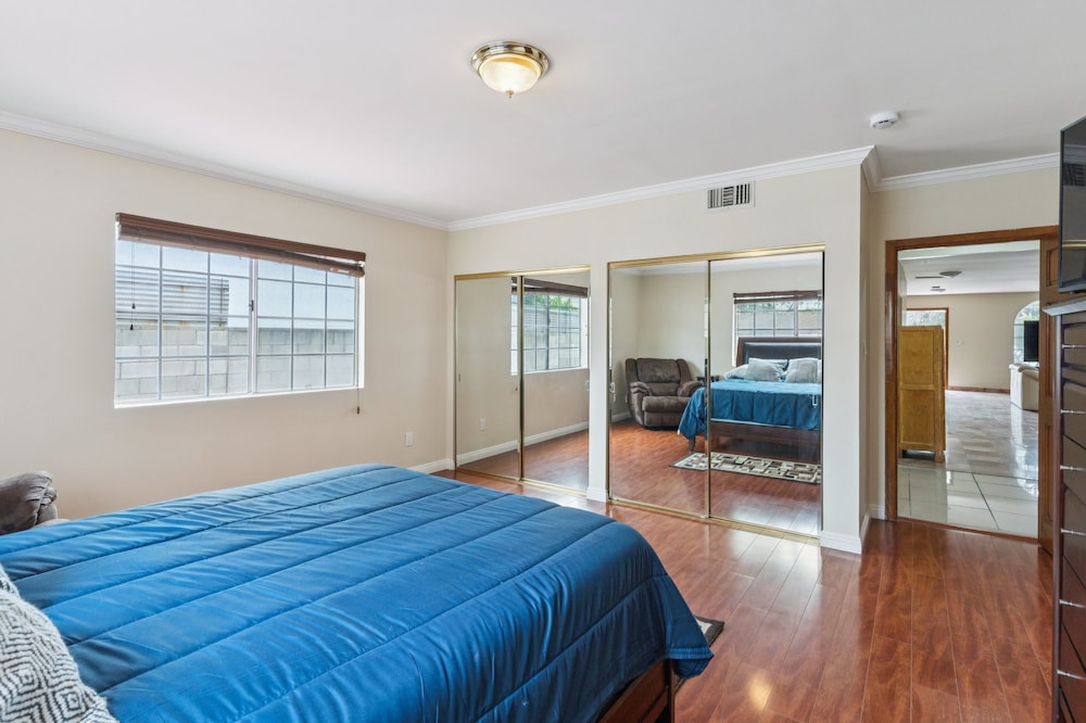 Russell House Near Hollywood & Griffith Park 3 Bedroom Home