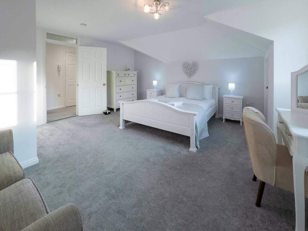 Elegant 2BR Broadstairs Coastal Escape by Adliv