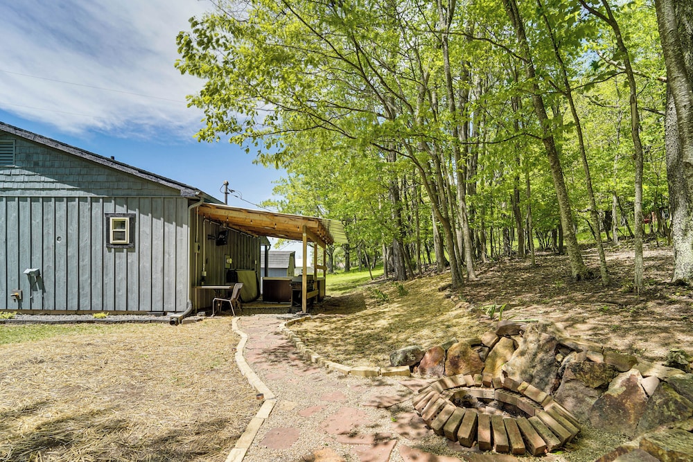 2 Mi to Main Street: Cozy Cabin in Monterey!