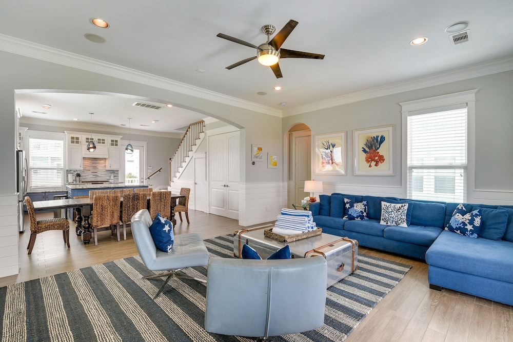 Walk to Ocean: Beach House w/ 2 Decks in Galveston