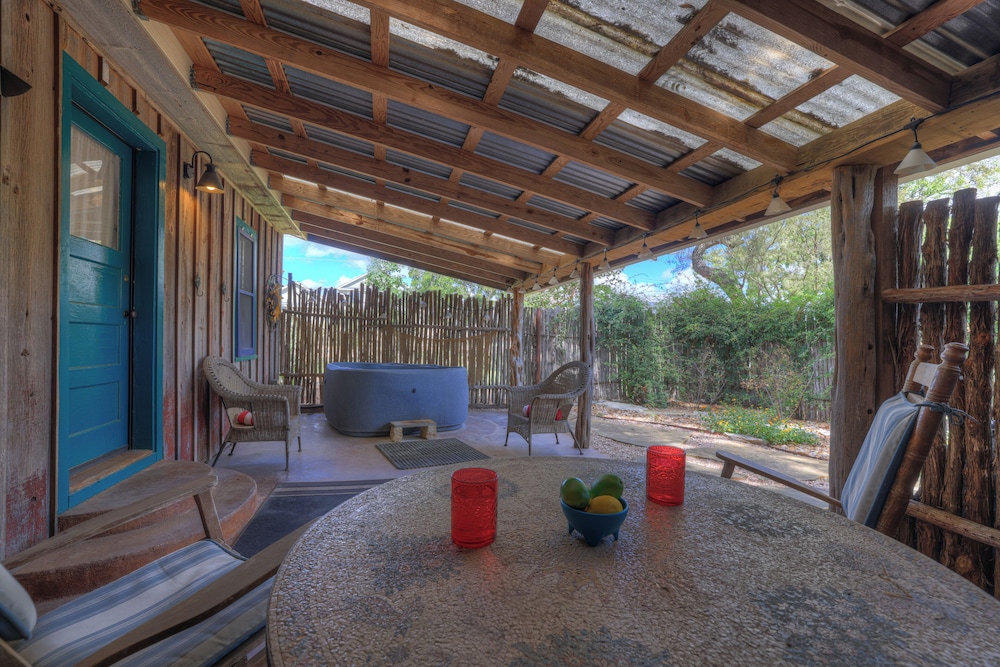 Sonora Casita Hot-tub + Nandina Cottage Hot-tub
