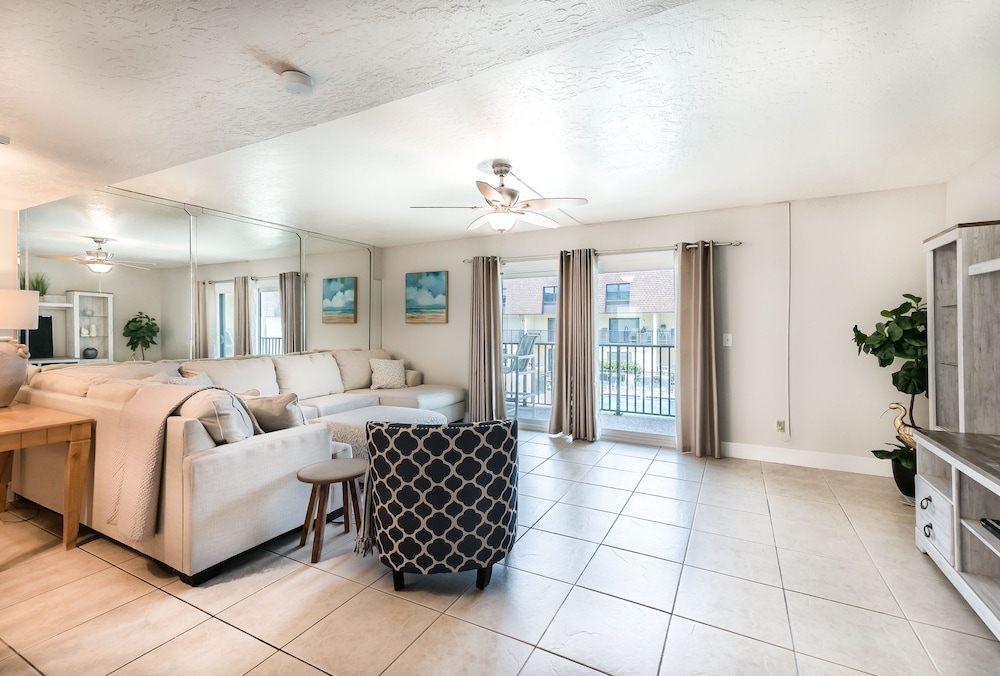 Cocoa Beach Club by Happy Palm Stays