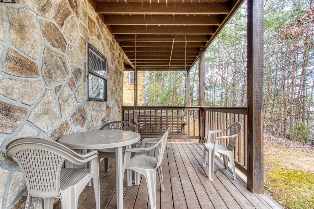 Er74 - Gerrald's Chalet - Great Location. Close To All The Action! 3 Bedroom Cabin by RedAwning view 4