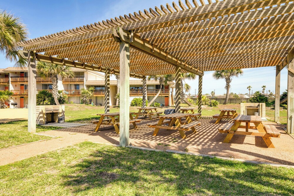 Steps to Beach & Boardwalk: Condo in Port Aransas!