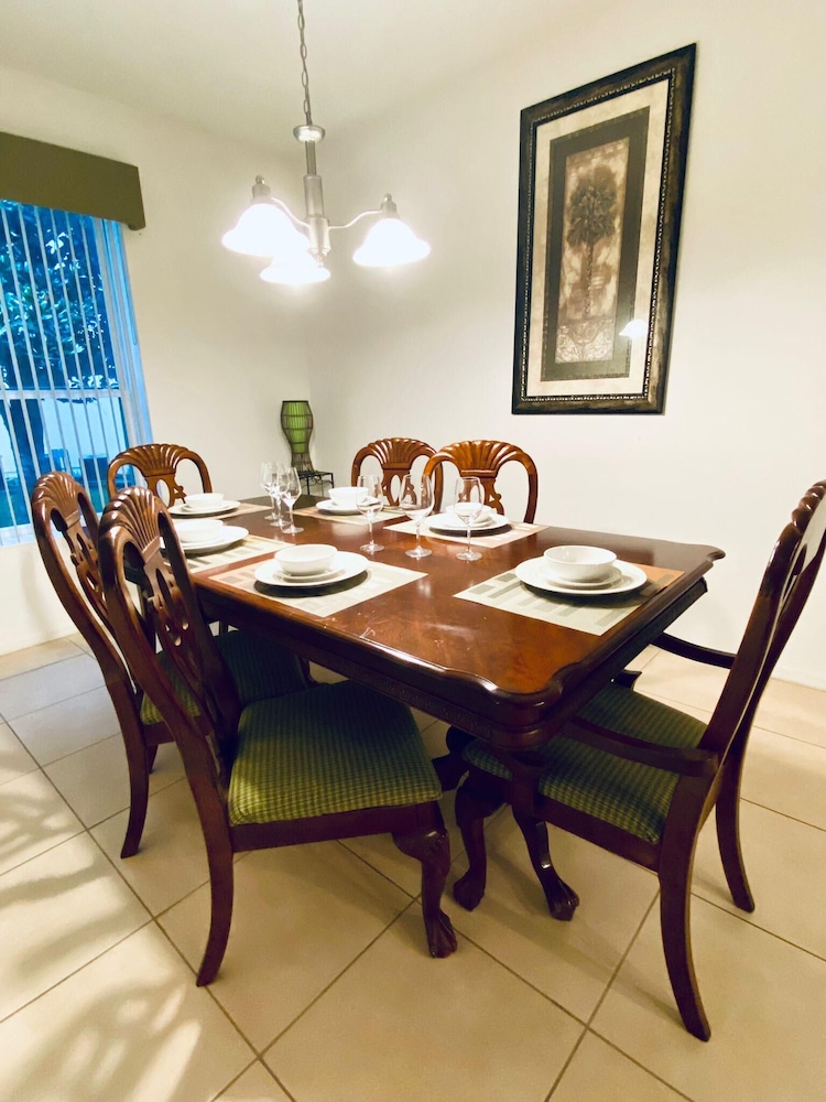Huge Screened Patio That Overlooks Lake Buck, Near Famous Attractions!!
