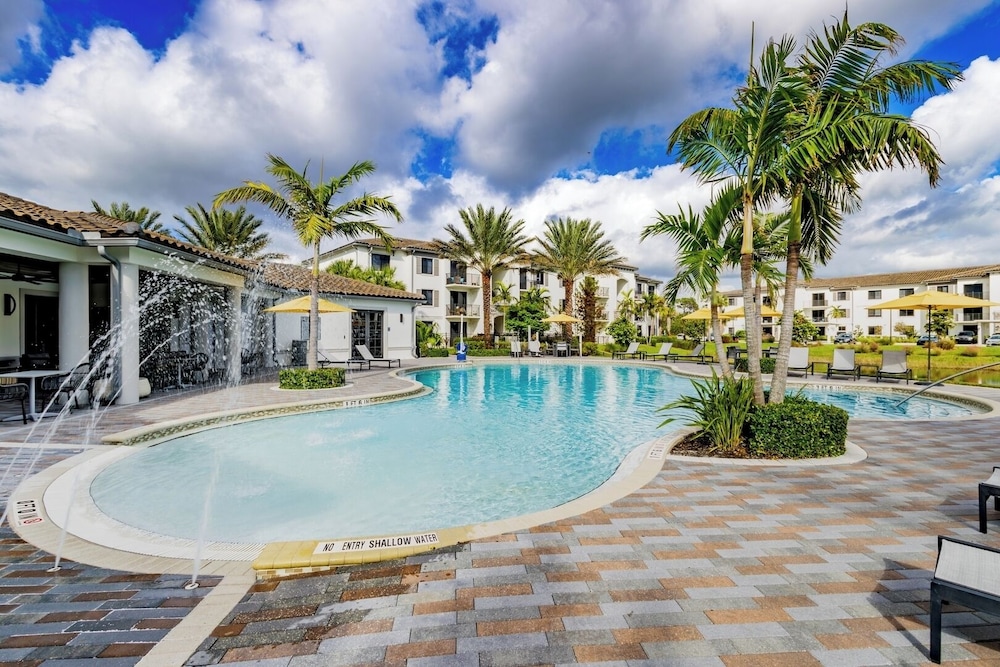 Modern 2BR Fort Myers Condo Pool, BBQ & Near Beaches