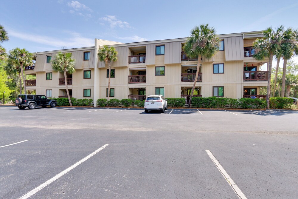 Steps to Beach, Coligny Plaza: Hilton Head Condo! view 3