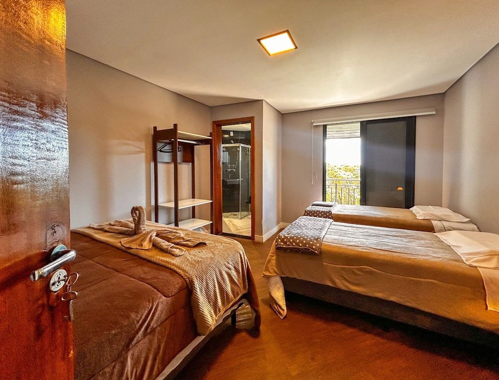 Casa com 4 Su tes Jacuzzi e Lareira Externa