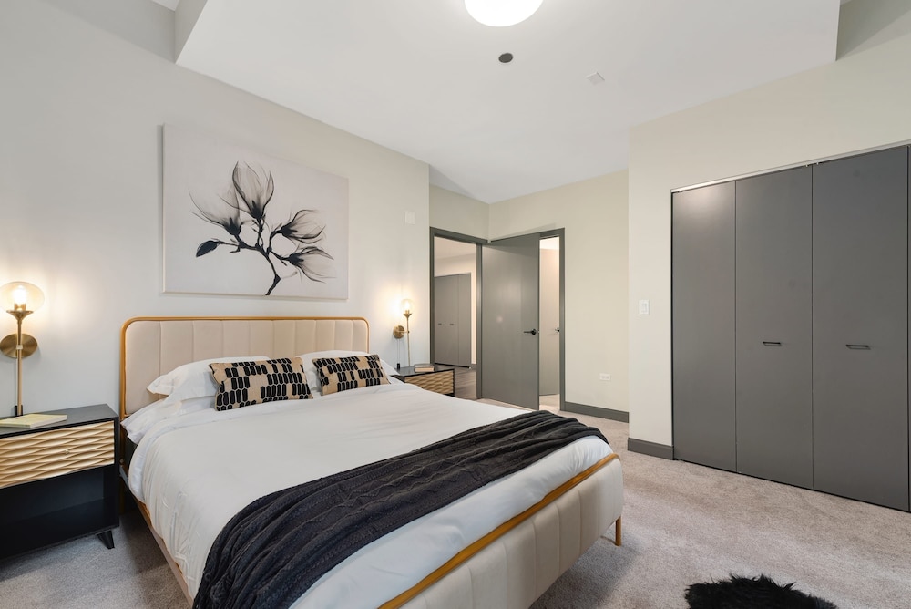 The Loop 2BR Historic Modern Luxury Amenities