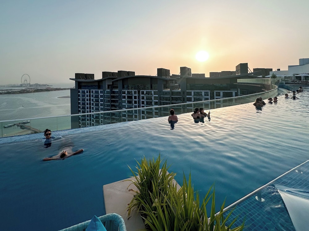 Infinity Pool and Beachfront Apartments - Seven Palm