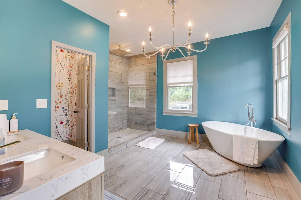 2 Mi to Dtwn: Stylish Urban Retreat in Birmingham
