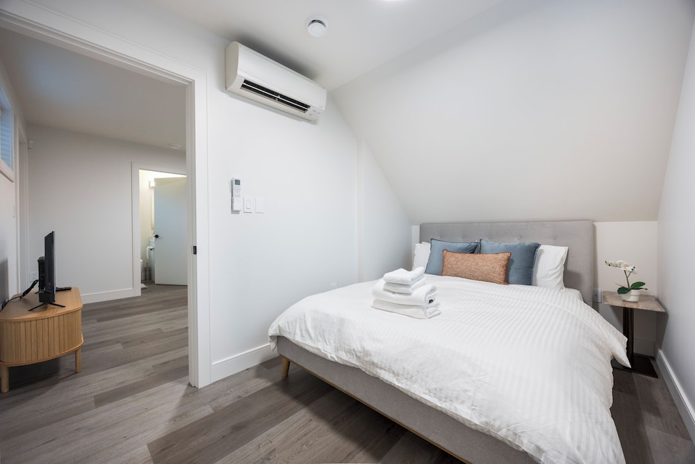 Sunny 1BR Detached Suite