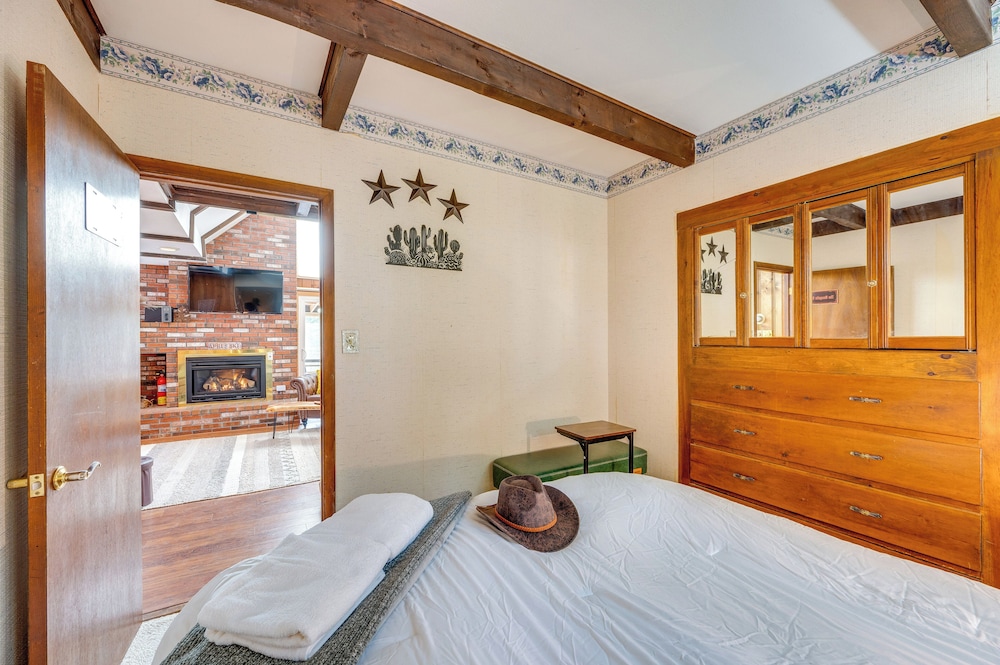 Haverhill Mtn Retreat: Hike, Ski, Relax in Hot Tub