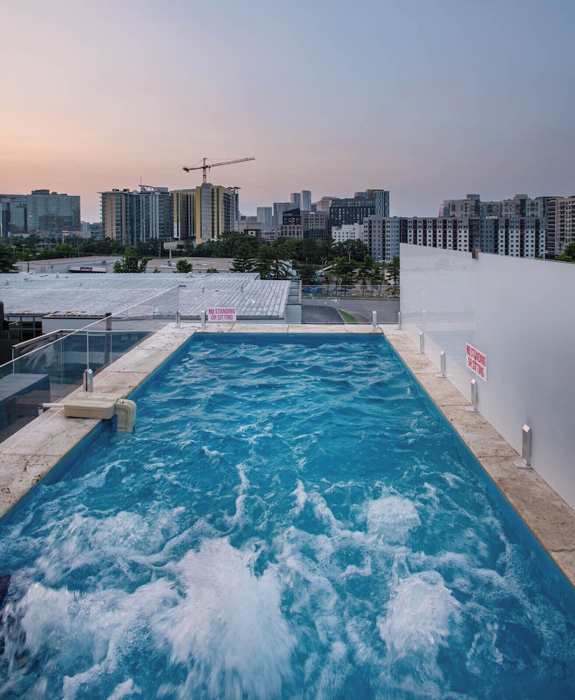 Skyline Views - Rooftop Pool