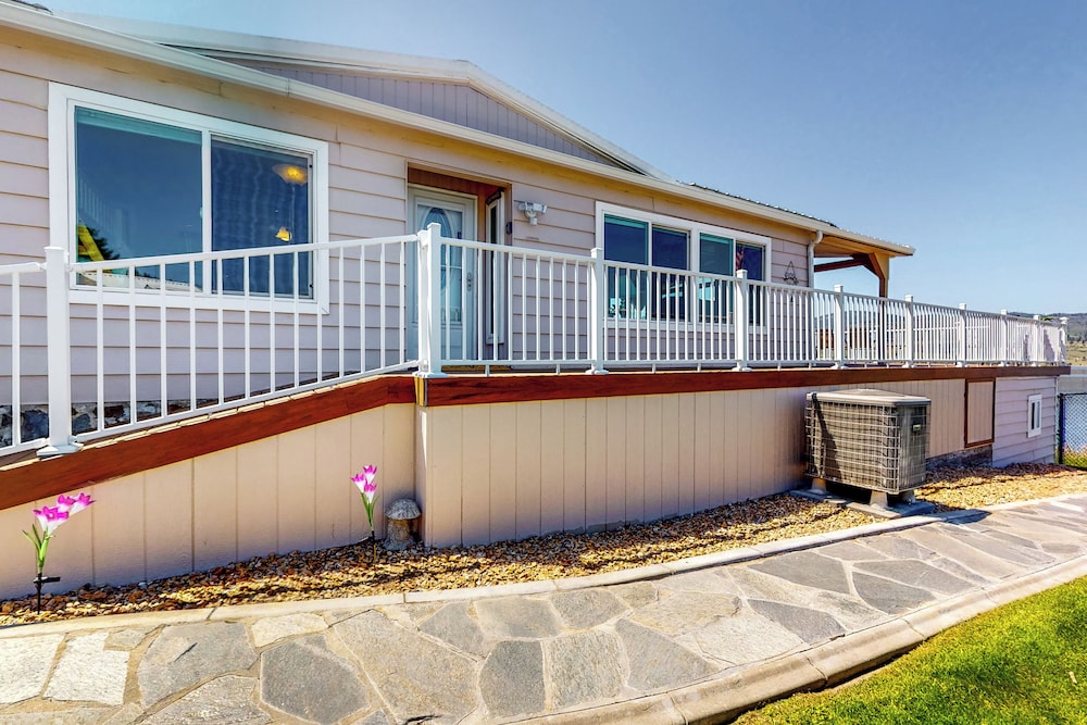 Paradise Point: Lakefront Escape w/ Views