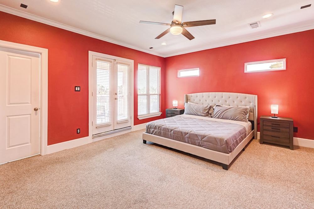Vibrant Haven With Rooftop Patio view 5