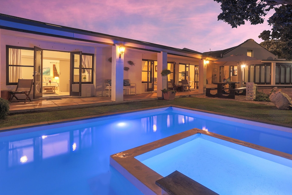 Sixteen Guest House on Main