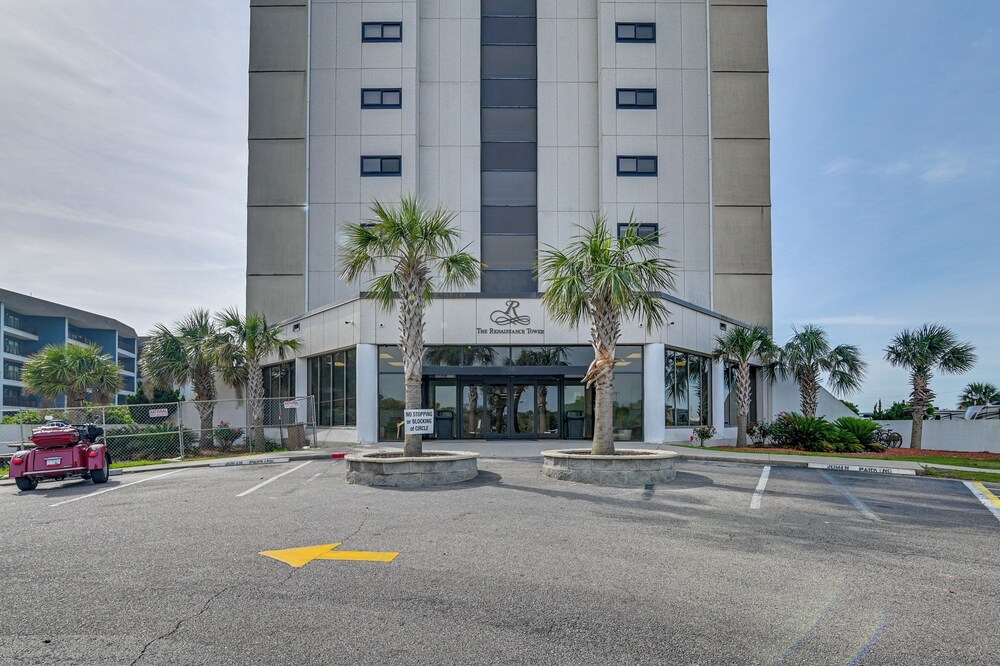 6th-floor Oceanfront Myrtle Beach Condo w/ Balcony