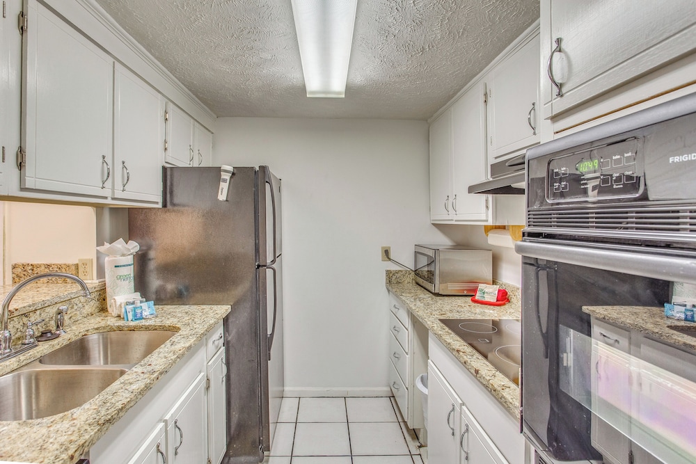 Walk to Myrtle Beach: Townhome w/ Pool Access