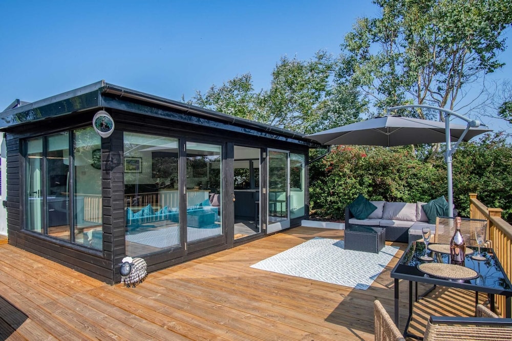 Cedars Lodge - Hot Tub - Penally - Tenby