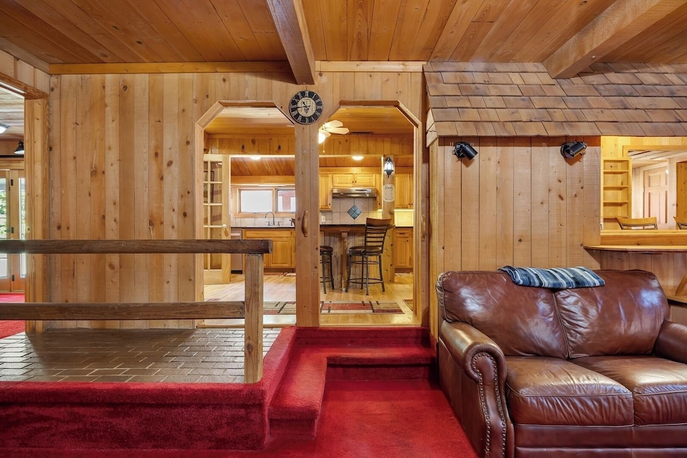 Pet-friendly 3BR Lake House Firepit + Pier