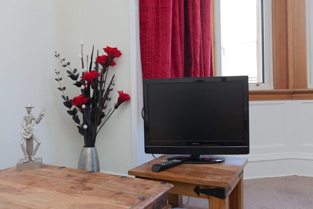 Spacious and Bright Polworth Flat
