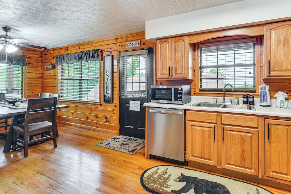 Hot Tub & Game Room: Sevierville Family Cabin!