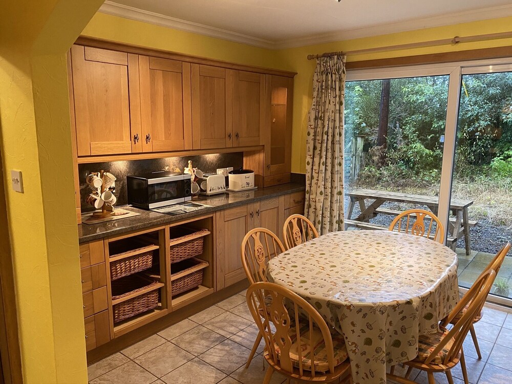 Country Cottage Sleeps 6 w/ Hot Tub & Dog-friendly view 4