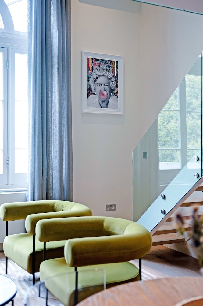 The Artists Hideaway-2 bed Mezzanine in Paddington - by Out of Office Lifestyle