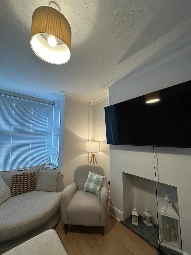 3 bed Chill Glouc With 3 Bedrooms and 1 Bathrooms