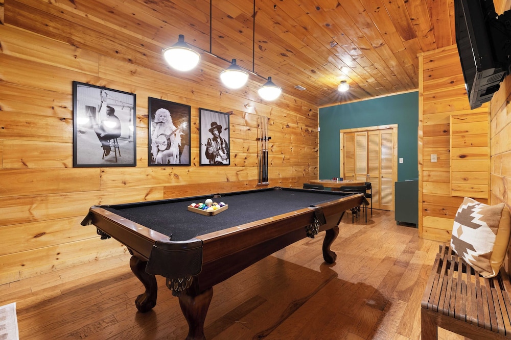 Redesigned, Hot Tub, Firepit, Billiards Pigeon Forge Riverbend by Avantstay