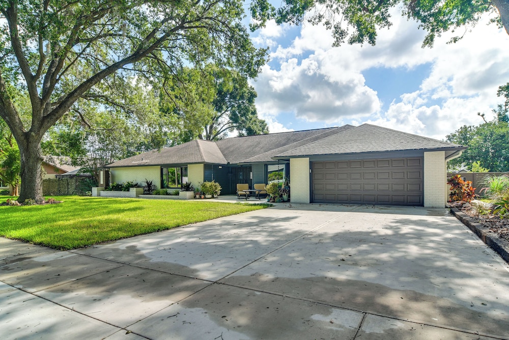 2 Blocks to Golf Course: Spacious Tampa Home!