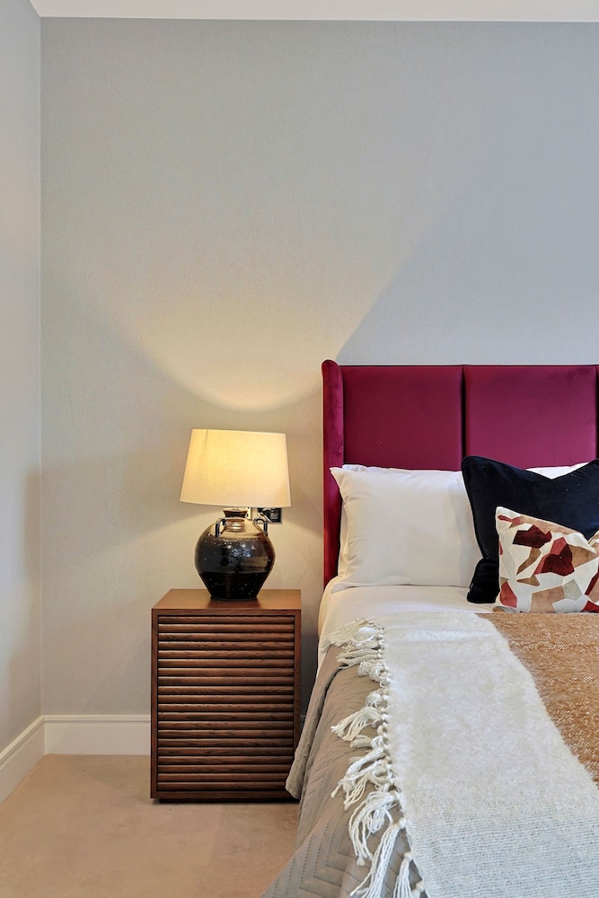 Luxe Home With Cinema Room - South Kensington