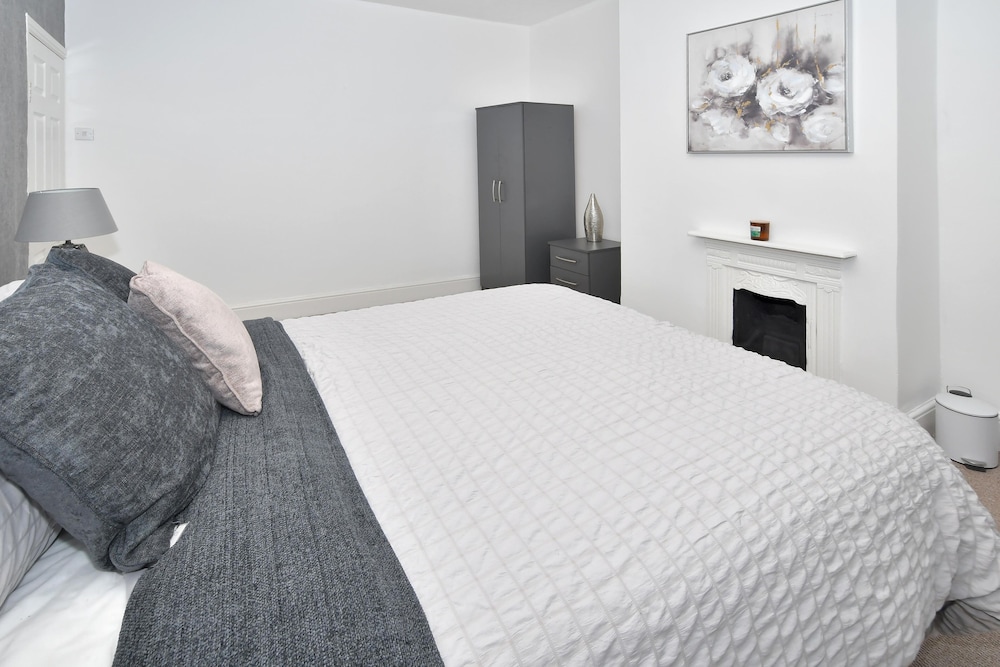 Beautiful 3-bed House by Ministays Stoke-on-trent view 3