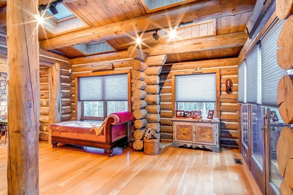 Bear Lodge 6 Bedroom Home by RedAwning