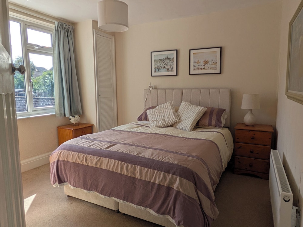 Cherry View House. 3-beds - Sleeps up to 8, Garden & Parking. Short Stays of all Types Welcome