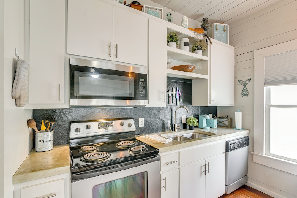 1 Mi to Dtwn: Home w/ Fenced Yard in Galveston!