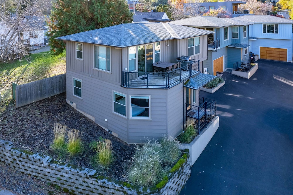 Bluff View 3 Bedroom Home by RedAwning view 4