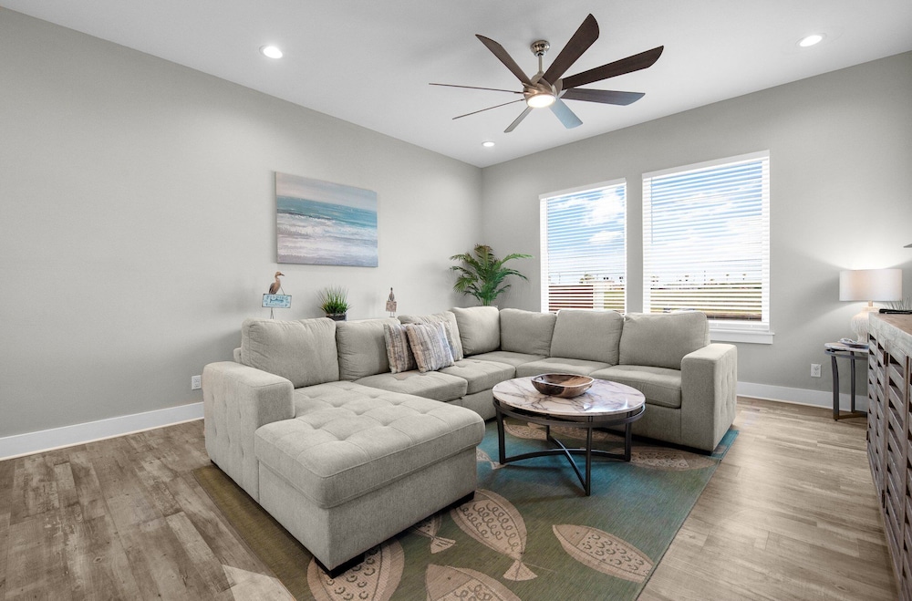 Waterfront Condo With Rooftop + Pool + Boat Slips