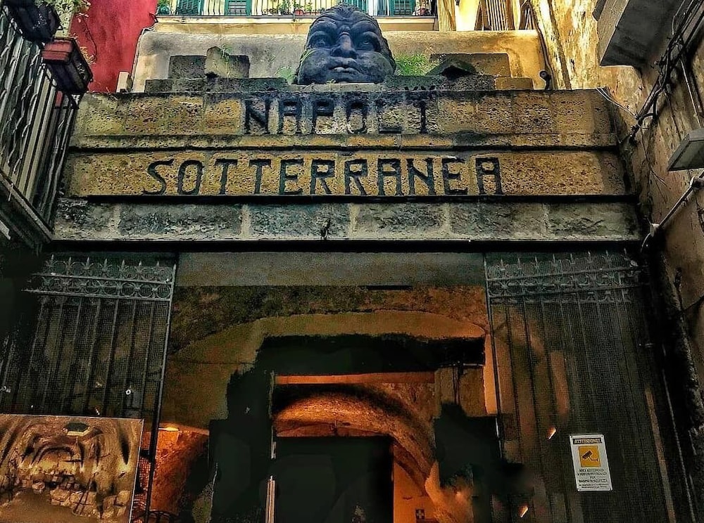 Napoli's Gold Hotel