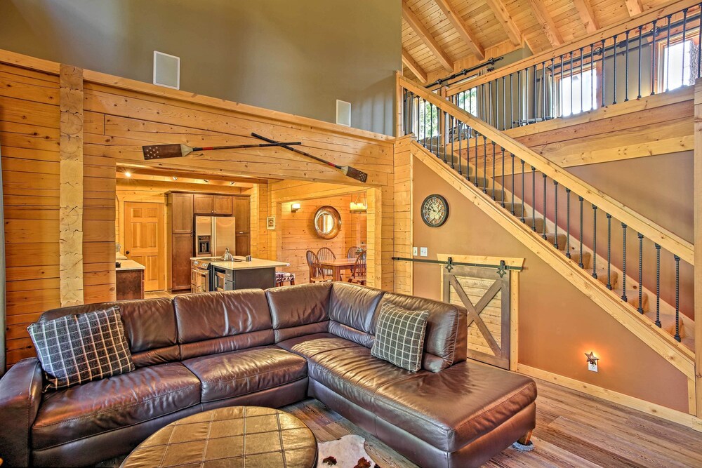 Luxury Lodge: Hot Tub, Snowmobiling & ATV Access! view 5