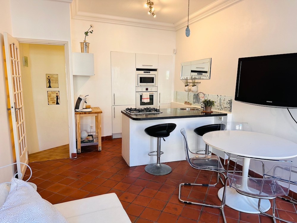 A Lovely Split Level Townhouse in the Heart of Cannes Next to the Marche Forville and the Palais - 1749