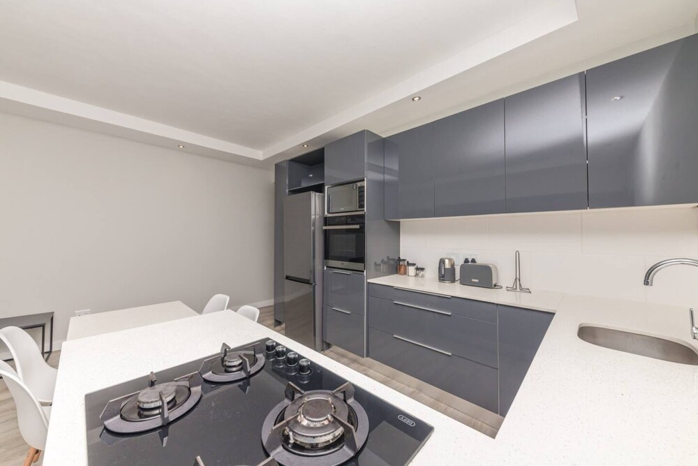 Stylish and Central 1 BD in Sea Point view 4