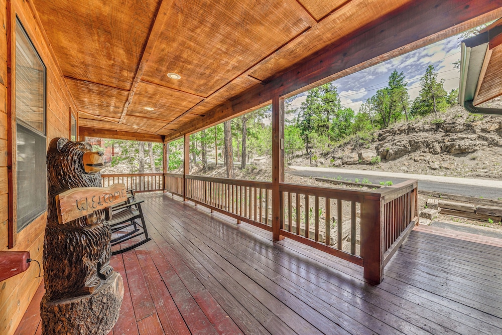 1 Mi to Grindstone Lake: Modern Ruidoso Retreat!