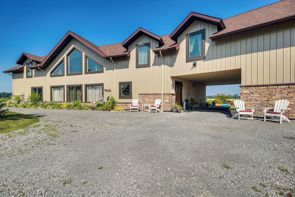 Grill Out, Play Pool: Huge Home on Lake Champlain!