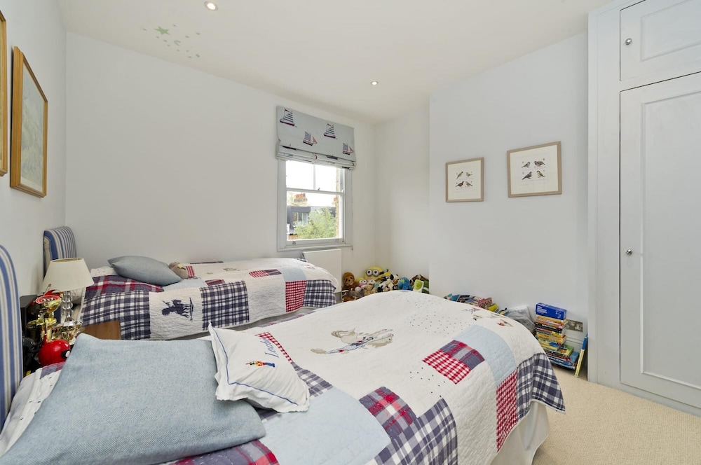 Cosy 4-bed Family Home Shepherd s Bush